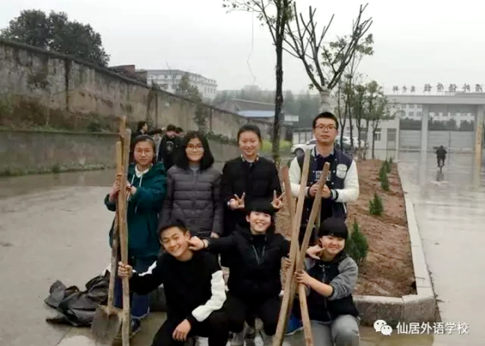 綠色春天，學(xué)生會(huì)植樹校園